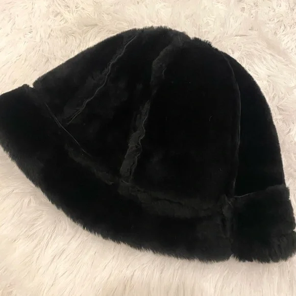 UGG AUSTRALIA Fuzzy Black Reversible Hat Amazon.com: UGG Women main image 2